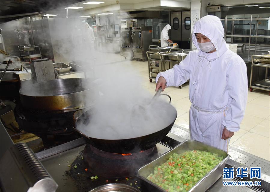 12道程序5道质检 铁路餐食后厨探秘 从食材到盒饭的食品安全之旅